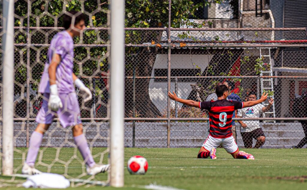 Luiz Guilherme comemorando seu gol em Flamengo x Fluminense.