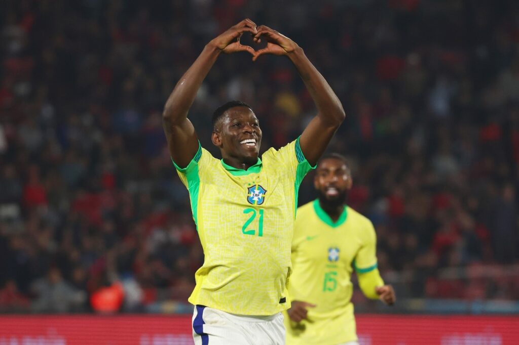 SANTIAGO, CHILE - 10 DE OUTUBRO: Luiz Henrique, do Brasil, comemora após marcar o segundo gol da equipe durante a partida das Eliminatórias Sul-Americanas da Copa do Mundo da FIFA 2026 entre Chile e Brasil, no Estádio Nacional do Chile, em 10 de outubro de 2024, em Santiago, Chile.