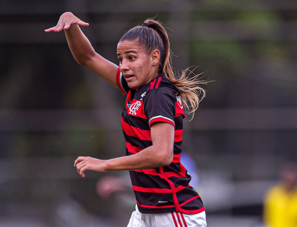 Mariana comemora gol pelo Flamengo no Brasileirão Feminino Sub-20; meia marcou gol de empate contra o Internacional