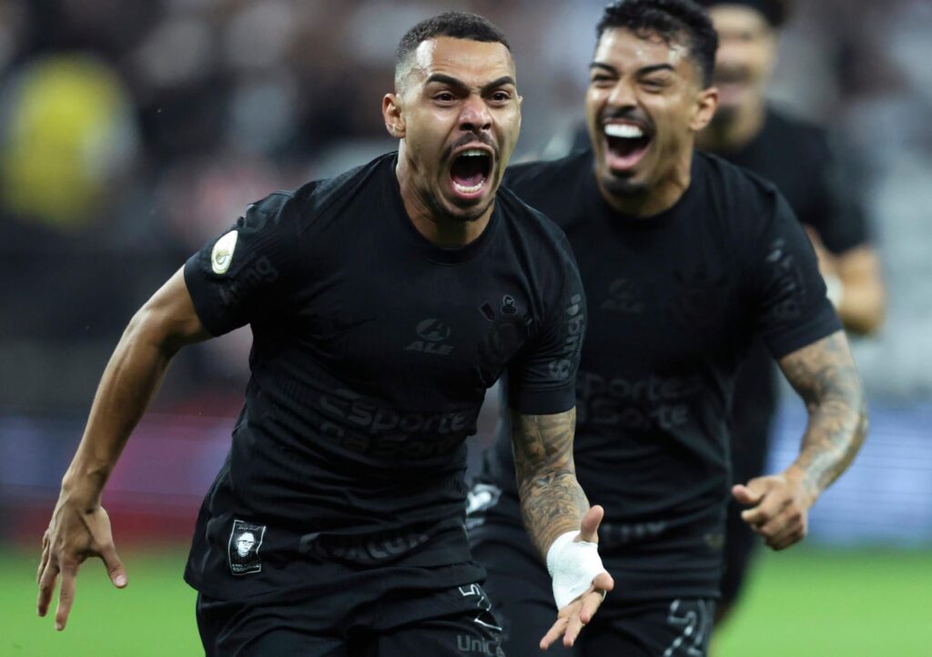 Matheuzinho corre comemorando gol pelo Corinthians