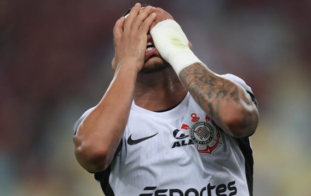 Matheuzinho leva mãos ao rosto em Flamengo x Corinthians