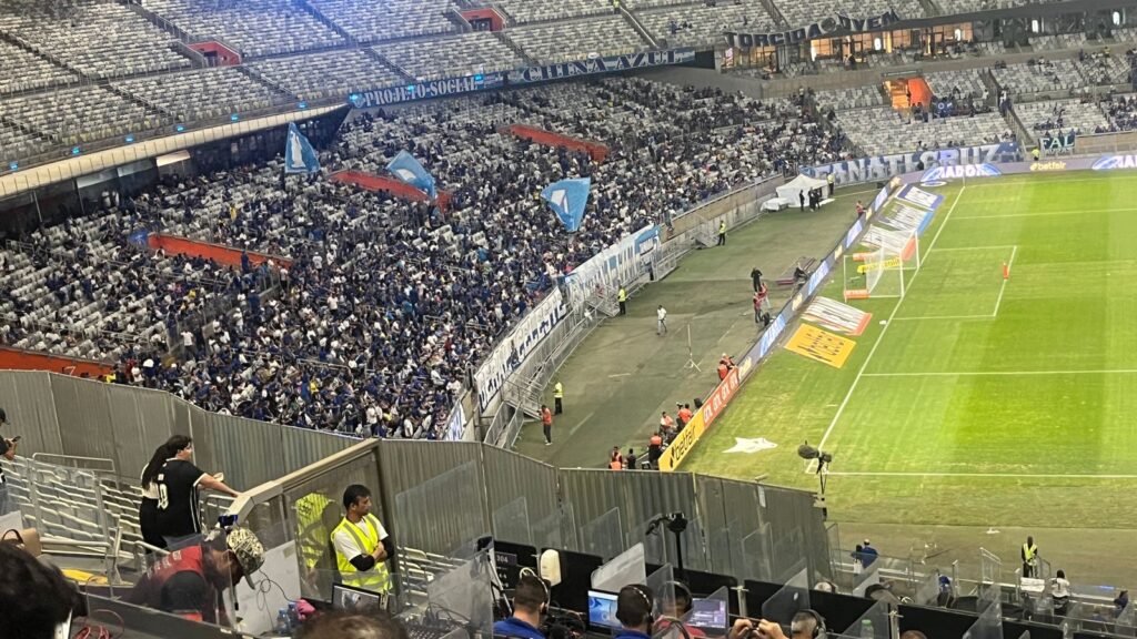 Microfone torcida Corinthians no Mineirão