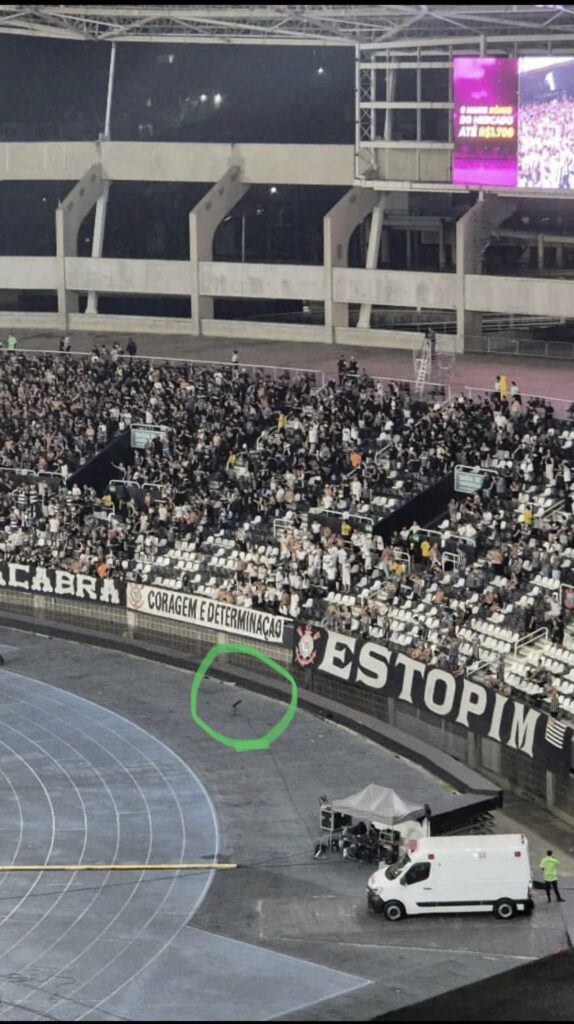 Microfone torcida Corinthians Engenhão; Neto criticou Globo e Flamengo