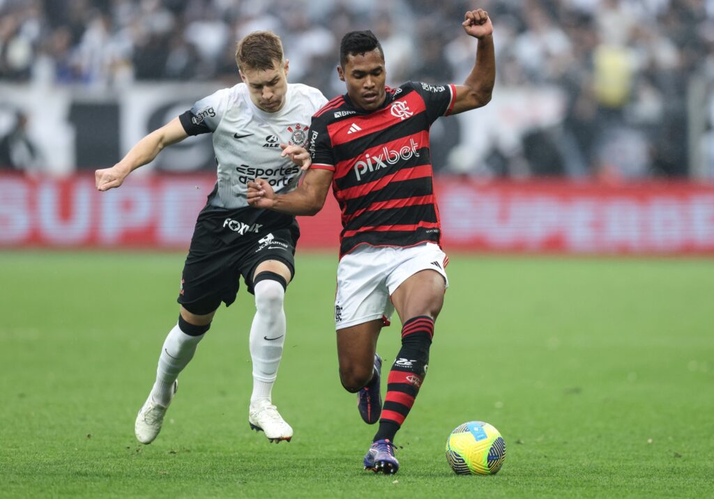 Alex Sandro carrega a bola enquanto é marcado por jogador do Corinthians