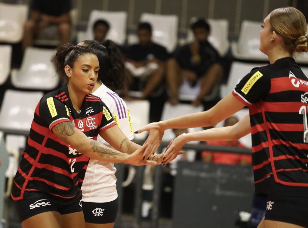 Camila Mesquita e Helena comemoram ponto do Sesc Flamengo no Carioca Feminino de Vôlei; saiba onde assistir clássico com o Fluminense