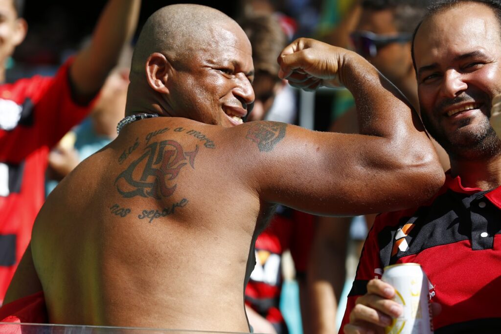 Torcedor do Flamengo faz muque e mostra tatuagem do clube durante duelo entre Flamengo e Bahia na Fonte Nova em 2014