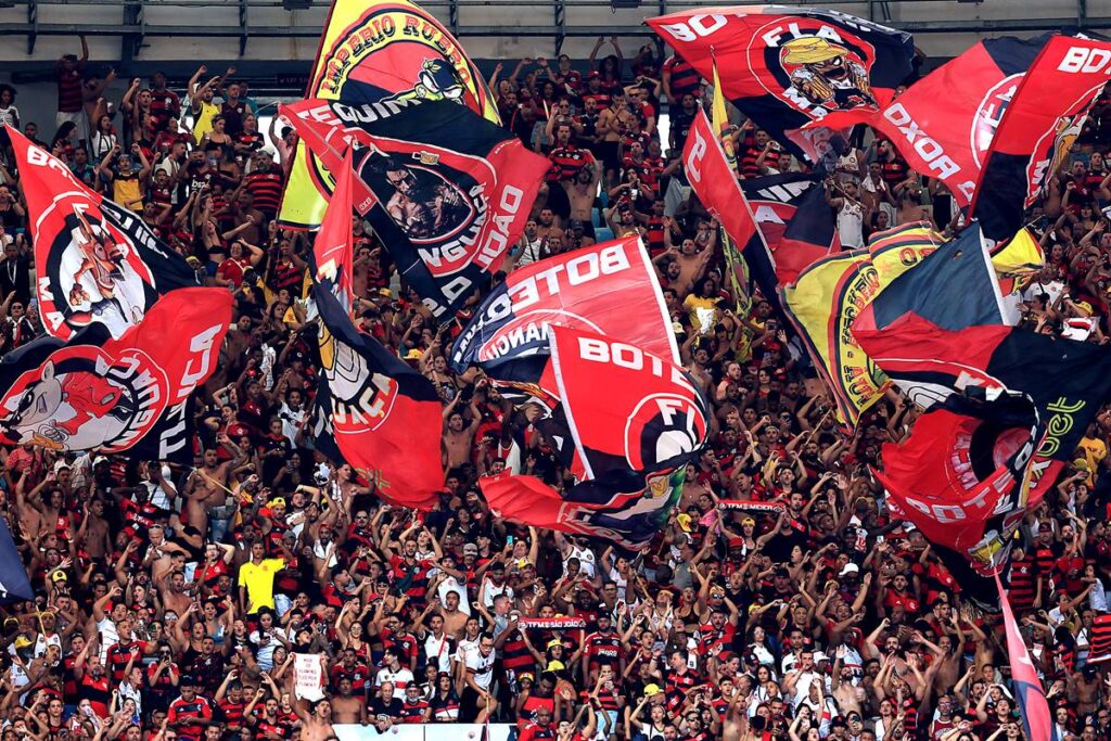 Torcida do Flamengo com várias bandeiras no Maracanã em dia de Flamengo x Corinthians pelo Brasileirão 2024