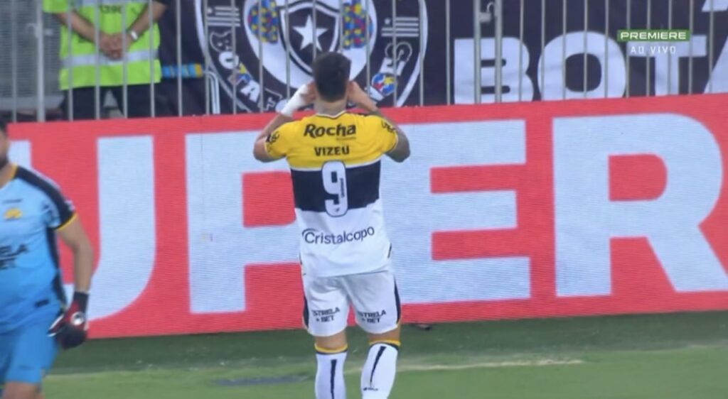 Felipe Vizeu, ex-Flamengo, provocando torcida do Botafogo.