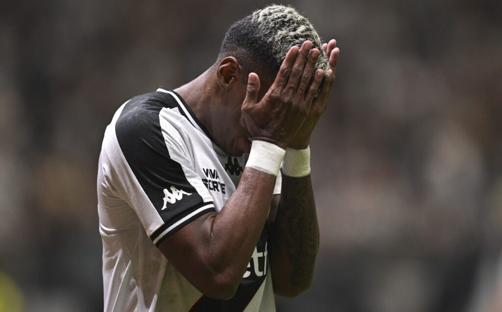 BELO HORIZONTE, BRASIL - 2 DE OUTUBRO: Emerson Rodriguez, do Vasco Da Gama, reage após a derrota na partida entre Atlético Mineiro e Vasco Da Gama, válida pela Copa do Brasil 2024, no Estádio Arena MRV, em 2 de outubro de 2024, em Belo Horizonte, Brasil.