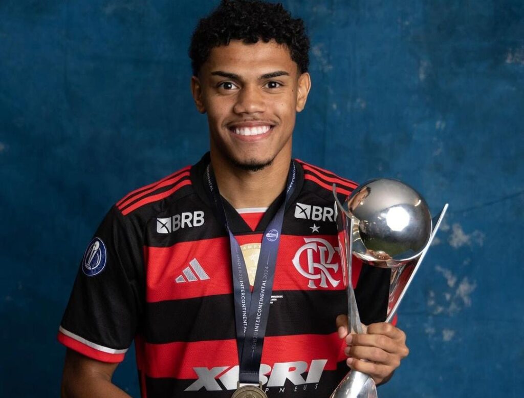 Victor Silva com a Taça do Mundial Sub-20 pelo Flamengo