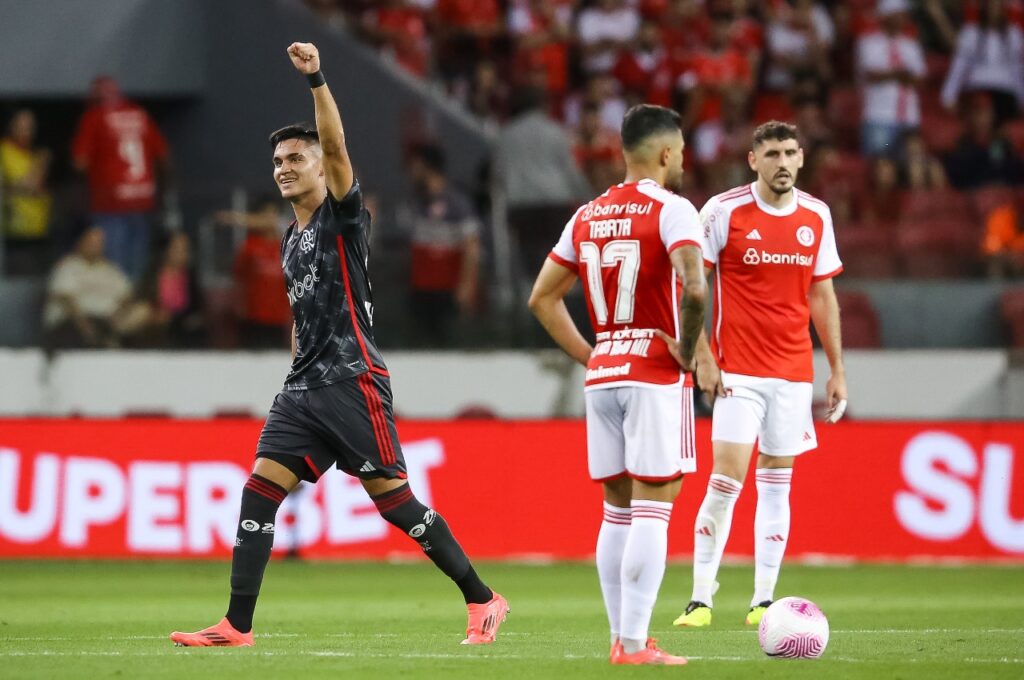 PORTO ALEGRE, BRASIL - 30 DE OUTUBRO: Carlos Alcaraz do Flamengo comemora após marcar o primeiro gol de sua equipe durante a partida entre Internacional e Flamengo no Brasileirão 2024, no Estádio Beira-Rio, em 30 de outubro de 2024, em Porto Alegre, Brasil.