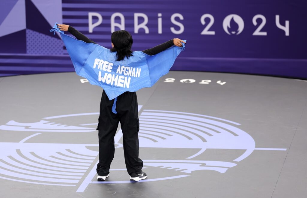 B-Girl, atleta do time de refugiados, com faixa escrito "Free Afghan Women", um protesto contra a represália sofrida pelas mulheres afegãs, durante os Jogos Olímpicos de Paris 2024