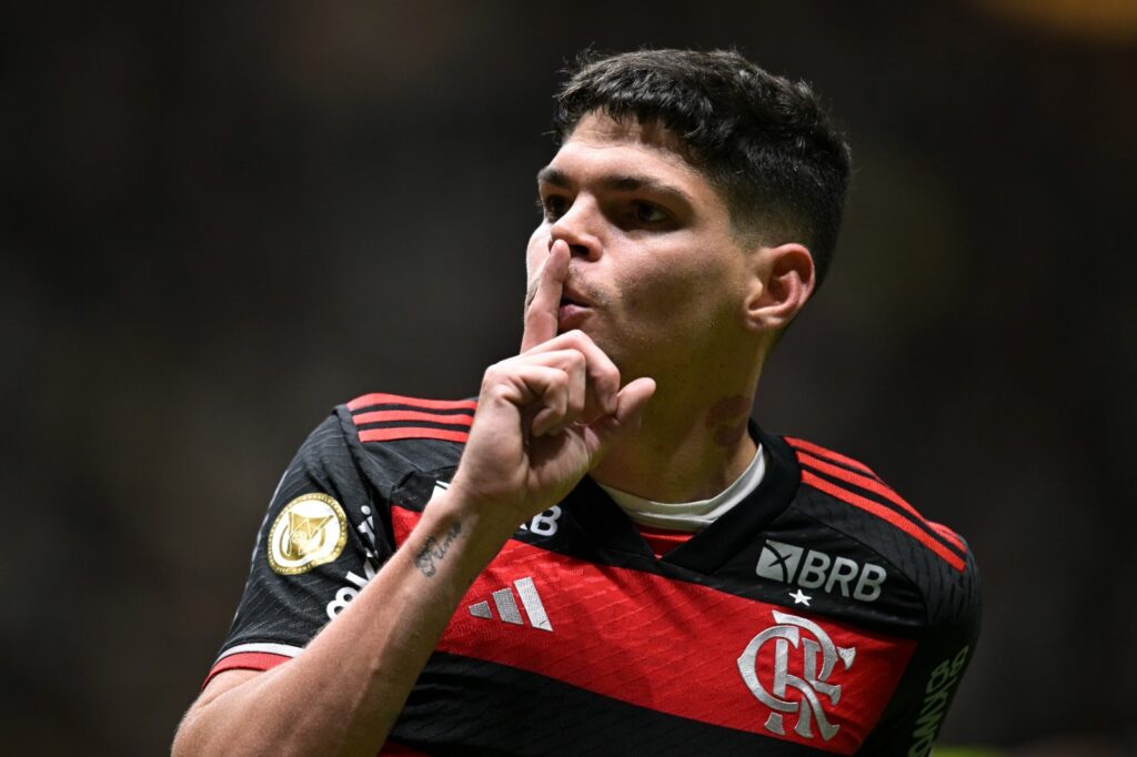 Ayrton Lucas, do Flamengo, comemora o terceiro gol do time. Atlético Mineiro e Flamengo no Brasileirão 2024, na Arena MRV