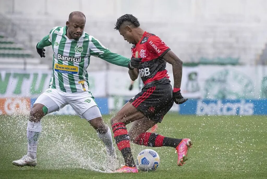 bruno henrique disputa bola em juventude x flamengo