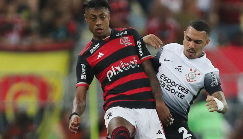 bruno henrique divide bola com matheuzinho em flamengo x corinthians