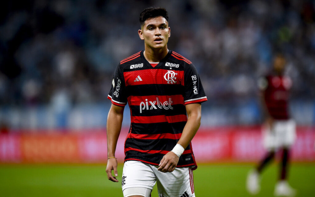 carlos alcaraz na partida do flamengo contra o grêmio