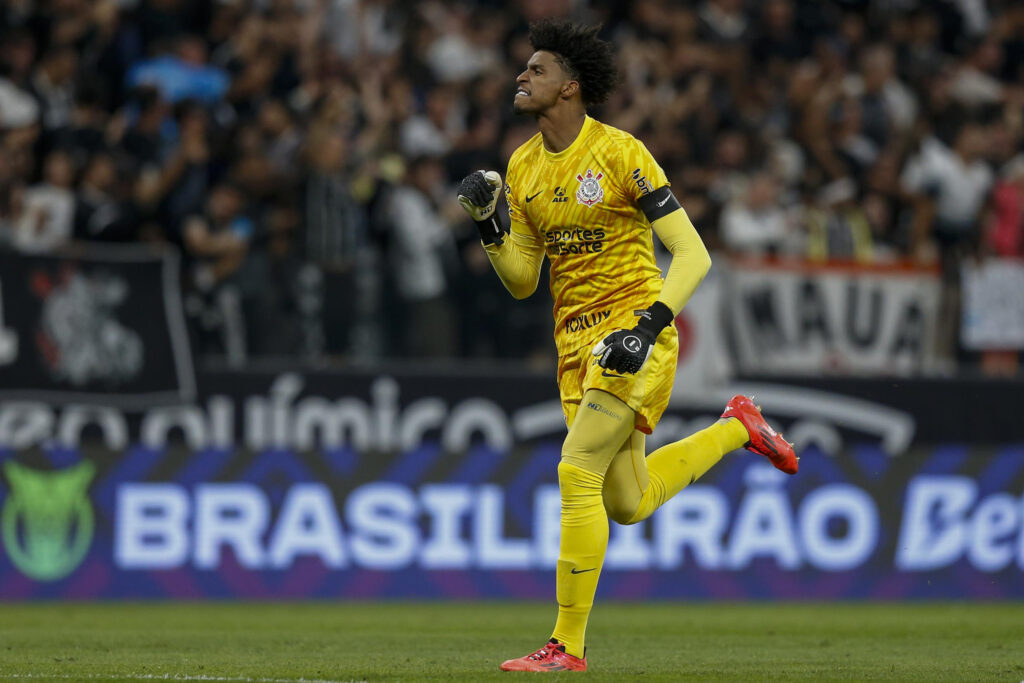 Hugo Souza, comemora o primeiro gol do Corinthians durante partida entre Corinthians e Internacional pelo Brasileirão Série A 2024, na Arena Neo Química