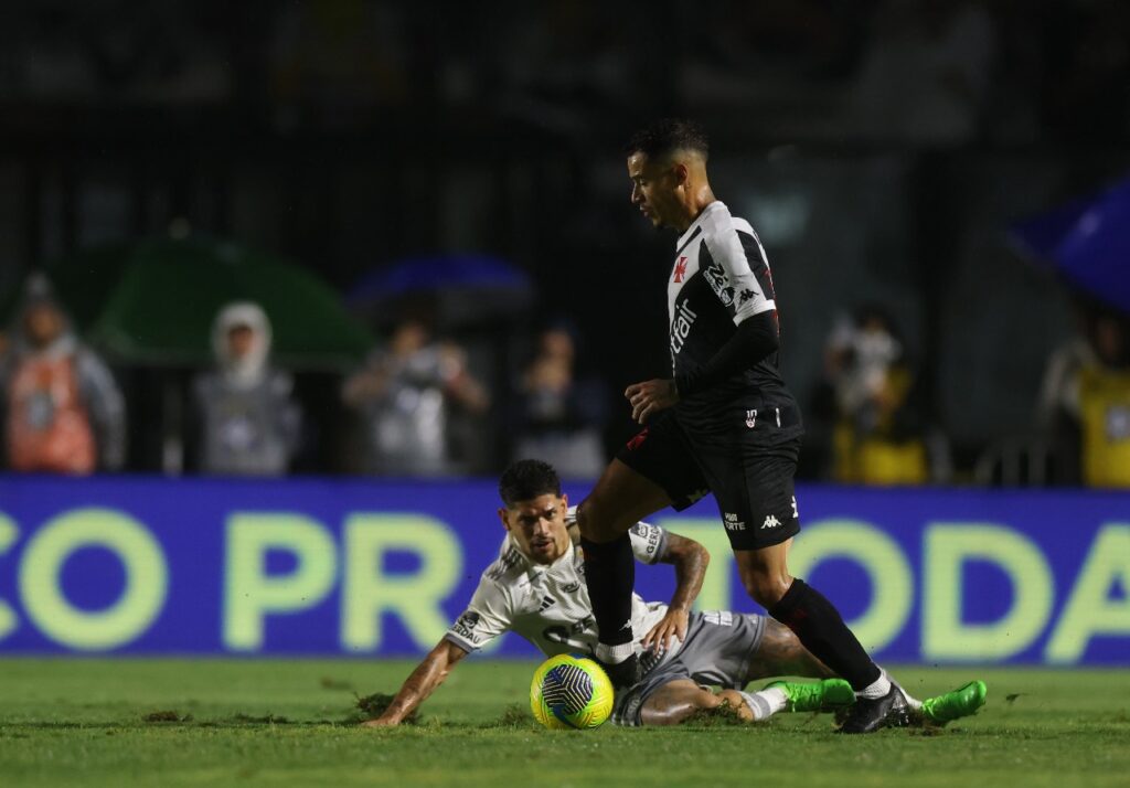 RIO DE JANEIRO, BRASIL - 19 DE OUTUBRO: Philippe Coutinho controla a bola durante uma partida de volta da semifinal da Copa do Brasil 2024 entre Vasco e Atlético Mineiro no Estádio de São Januário em 19 de outubro de 2024 no Rio de Janeiro, Brasil.