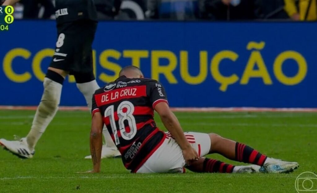 de la cruz sente em jogo do flamengo contra o corinthians