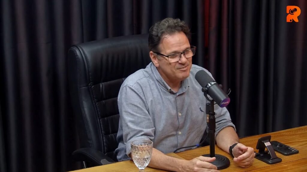 Dunshee, candidato à presidência do Flamengo, dando entrevista.