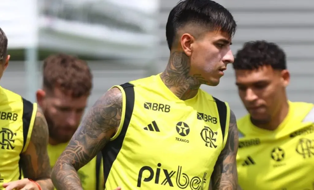 erick pulgar em treino do flamengo no ninho do urubu; volante foi relacionado para Cuiabá x Flamengo