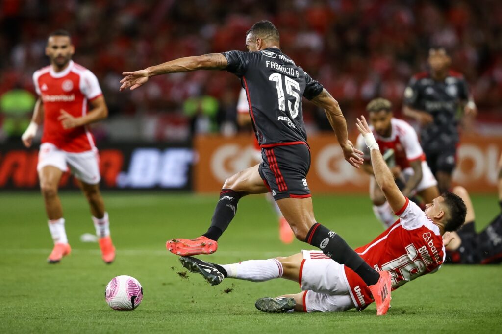 Fabricio Bruno, do Flamengo, e Rafael Borre, do Internacional, disputam a bola durante a partida entre Internacional e Flamengo no Brasileirão 2024