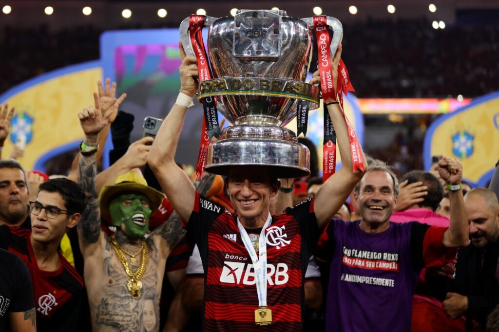 Filipe Luís, do Flamengo, comemora com o troféu após vencer o jogo de volta da final da Copa do Brasil 2022 entre Flamengo e Corinthians, no Estádio do Maracanã