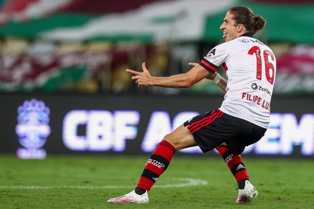 Filipe Luis, do Flamengo, comemora após marcar um gol durante a partida entre Fluminense e Flamengo pela Série A do Brasileirão 2020, no Estádio do Maracanã