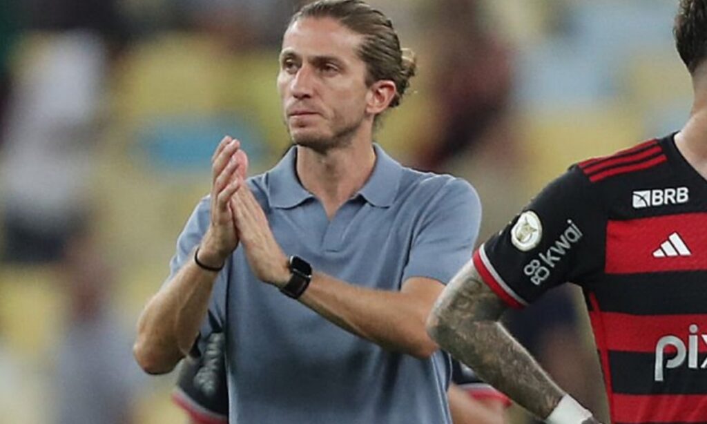 filipe luís em jogo do flamengo no maracanã ao lado de leo pereira