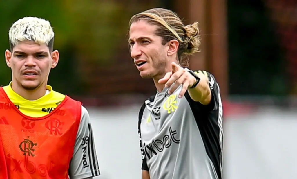 filipe luís em treino do flamengo com ayrton lucas