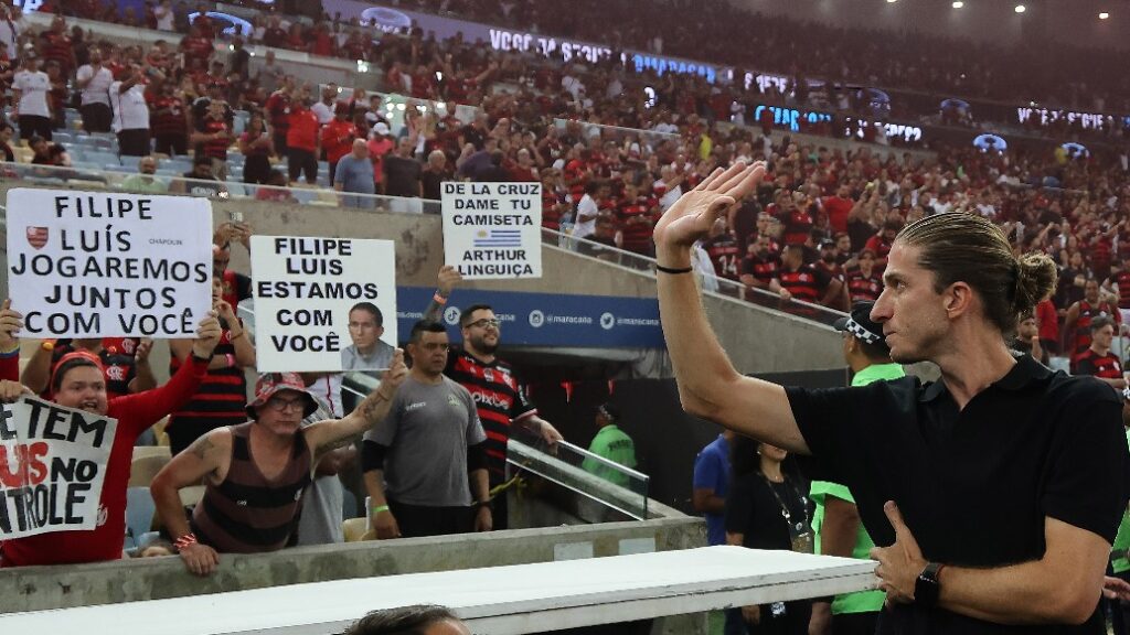 Filipe Luis, novo técnico do Flamengo, cumprimenta os fãs antes da partida de ida das semifinais da Copa do Brasil entre Flamengo e Corinthians no Estádio do Maracanã em 2 de outubro de 2024 no Rio de Janeiro, Brasil.