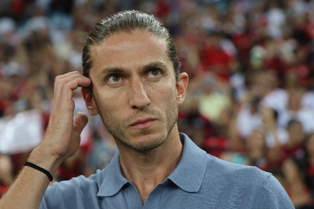 RIO DE JANEIRO, BRASIL - 17 DE OUTUBRO: Filipe Luis, técnico do Flamengo, antecipa a partida entre Flamengo e Fluminense como parte do Brasileirão 2024 no Estádio do Maracanã em 17 de outubro de 2024 no Rio de Janeiro, Brasil.