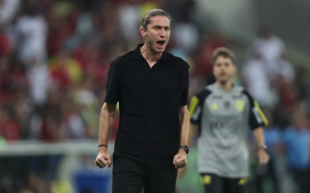 RIO DE JANEIRO, BRASIL - 2 DE OUTUBRO: Filipe Luis, novo técnico do Flamengo, reage durante a partida de ida das semifinais da Copa do Brasil entre Flamengo e Corinthians no Estádio do Maracanã em 2 de outubro de 2024 no Rio de Janeiro, Brasil.