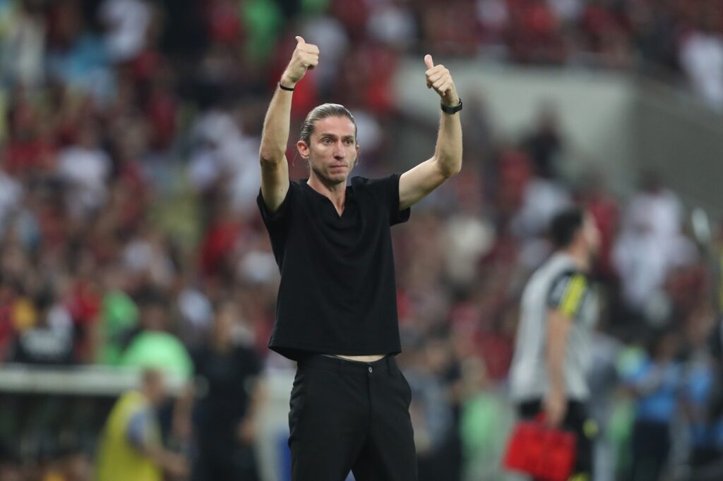 Filipe Luis, novo técnico do Flamengo, faz sinal de positivo durante o jogo de ida das semifinais da Copa do Brasil entre Flamengo e Corinthians, no Estádio do Maracanã