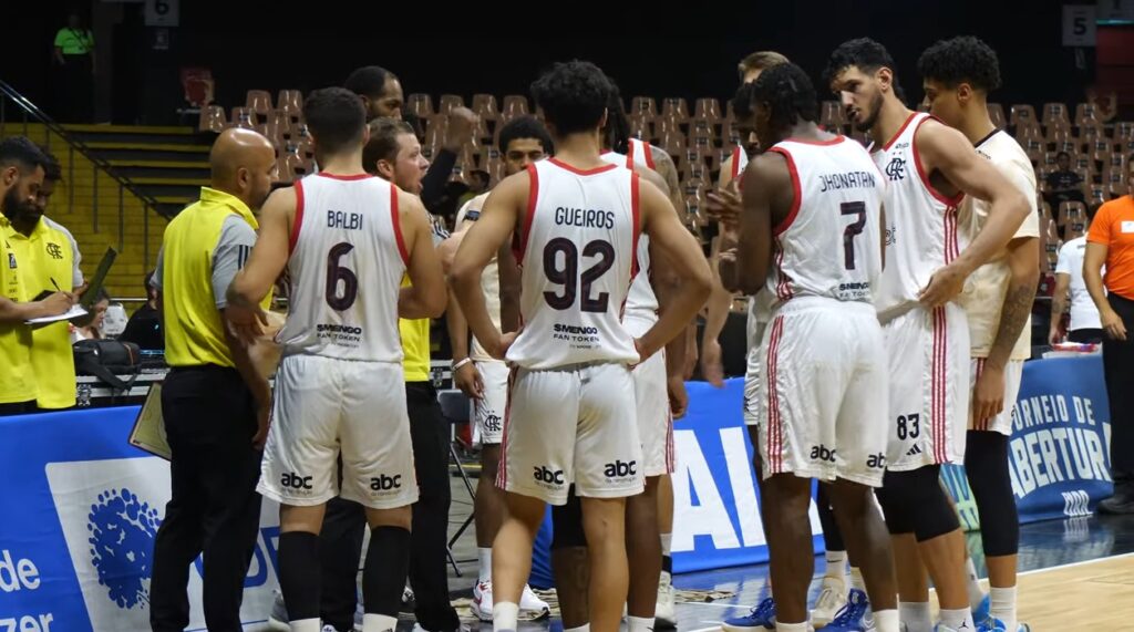 FlaBasquete durante tempo técnico em partida do Torneio de Abertura NBB