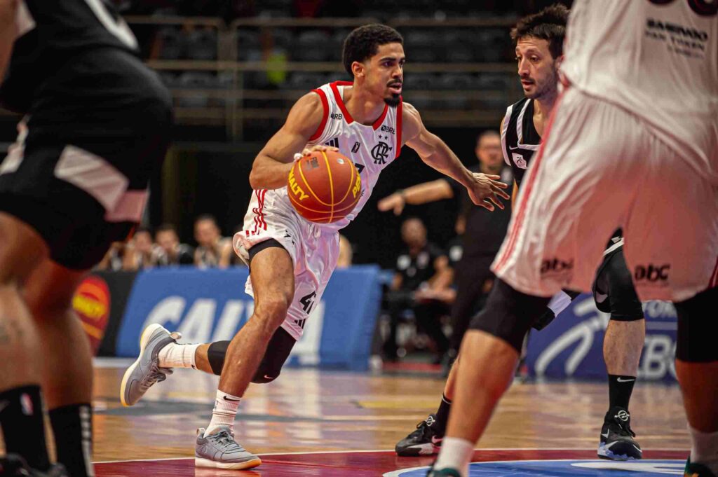 FlaBasquete em ação pelo NBB contra o Corinthians.