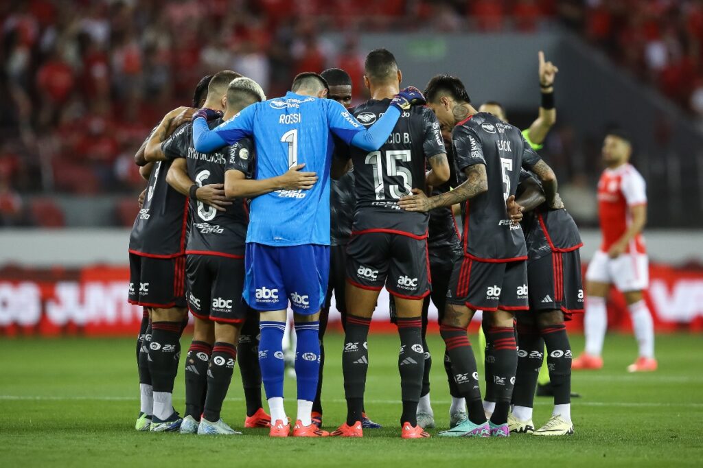 PORTO ALEGRE, BRAZIL - OCTOBER 30: Players of Flamengo huddle in the field prior to the match between Internacional and Flamengo as part of Brasileirao 2024 at Beira-Rio Stadium on October 30, 2024 in Porto Alegre, Brazil.