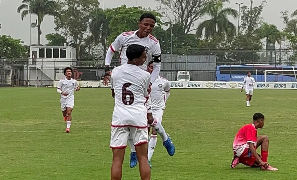 Flamengo goleia no Torneio Guilherme Embry Sub-16 e chega à semifinal