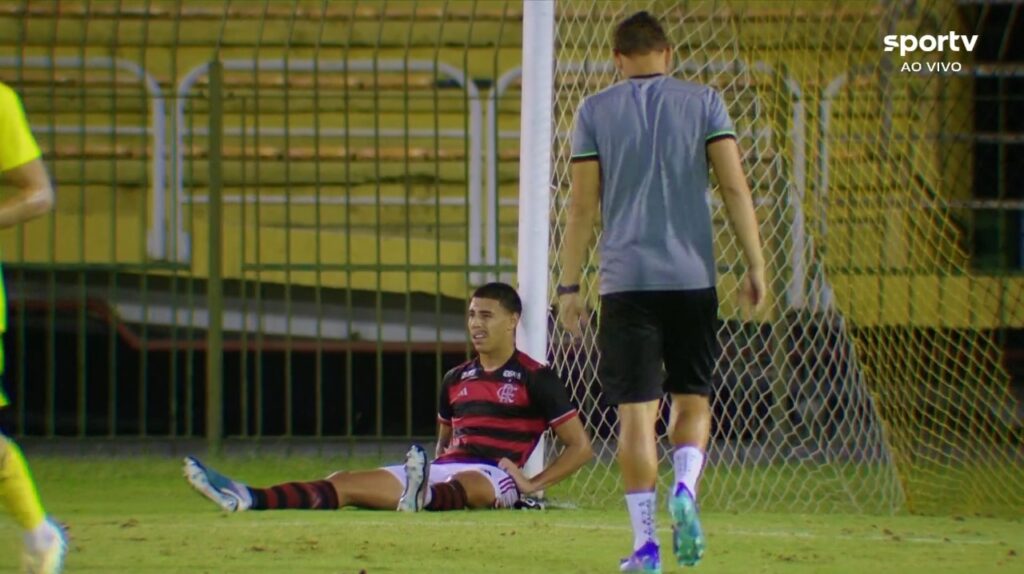 Iago, do Flamengo, se lamentando após derrota pela Copa do Brasil Sub-20.