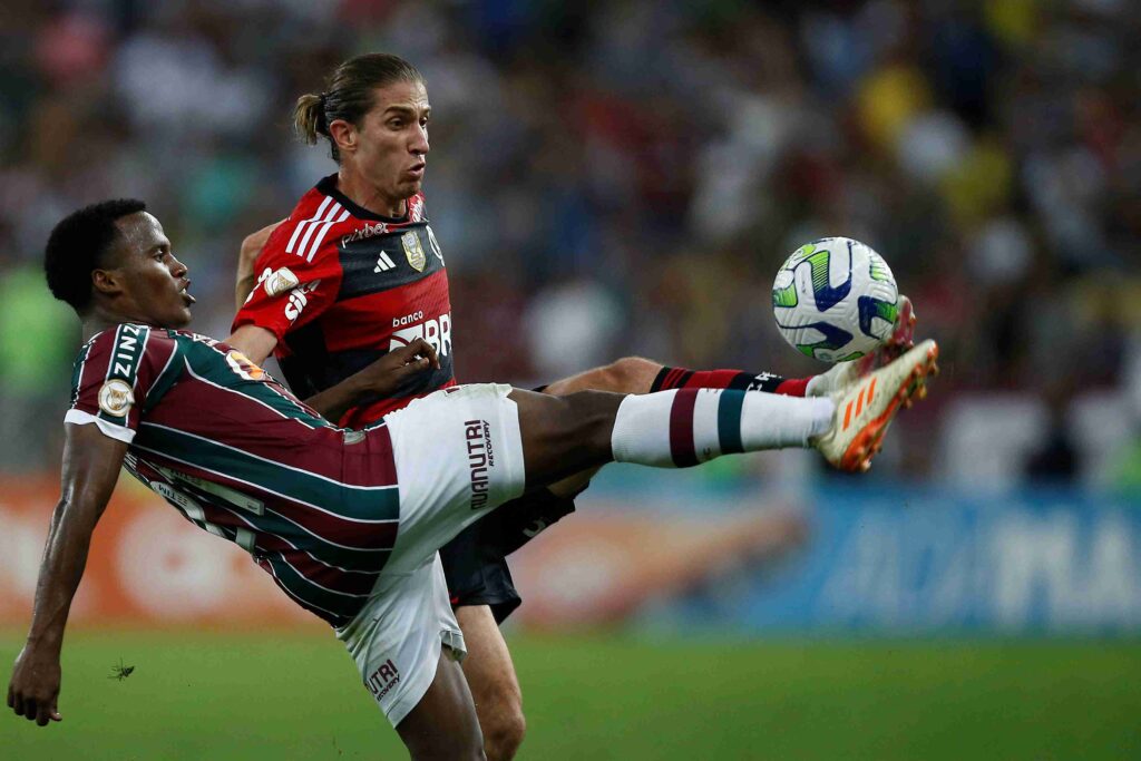 RIO DE JANEIRO, BRASIL - 16 DE JULHO: Jhon Arias do Fluminense luta pela bola com Filipe Luis do Flamengo durante uma partida entre Fluminense e Flamengo no Brasileirão 2023 no Estádio do Maracanã em 16 de julho de 2023 no Rio de Janeiro, Brasil.