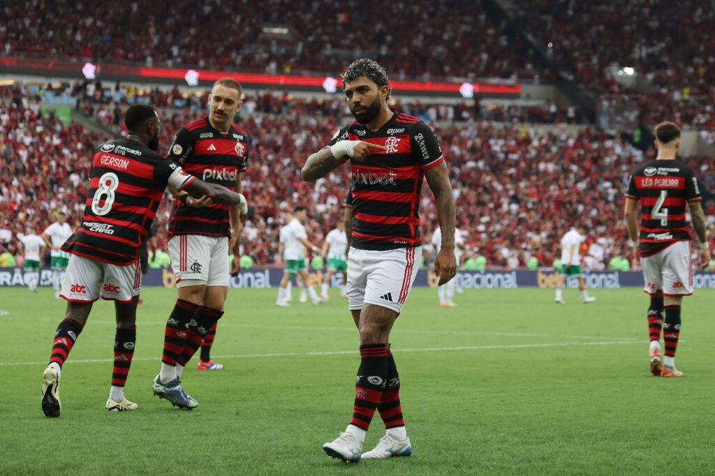 RIO DE JANEIRO, BRASIL - 26 DE OUTUBRO: Gabriel Barbosa, do Flamengo, comemora após marcar o segundo gol de sua equipe com companheiros durante a partida do Brasileirão 2024 entre Flamengo e Juventude no Estádio do Maracanã em 26 de outubro de 2024 no Rio de Janeiro, Brasil.