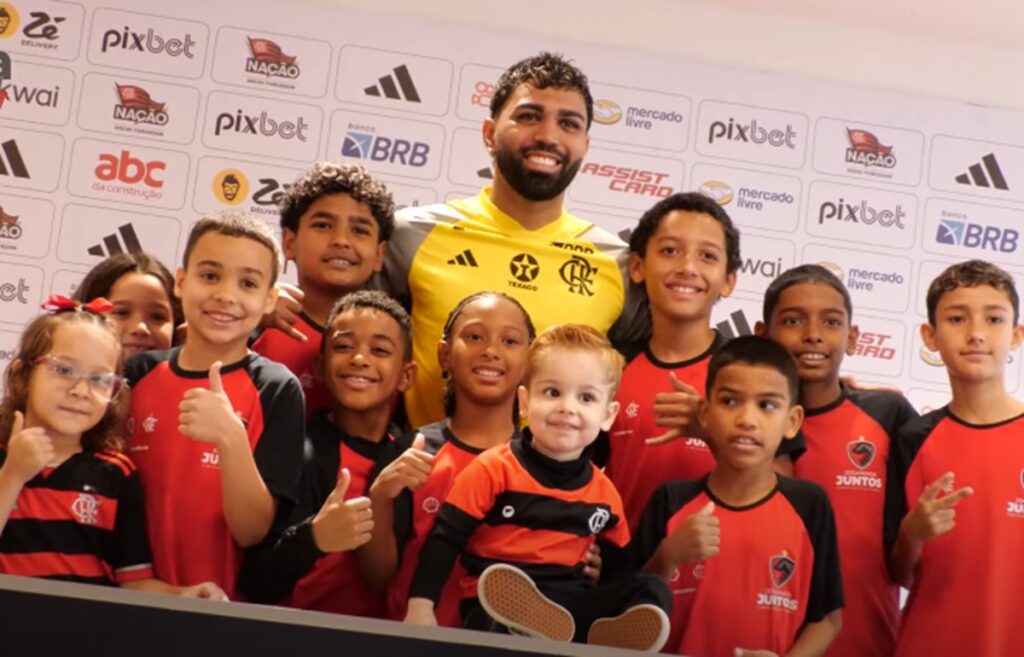 gabigol com jovens crianças que torcem para o flamengo