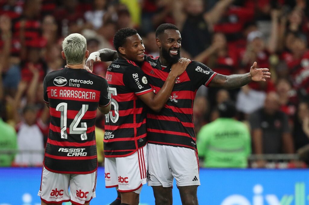 RIO DE JANEIRO, BRASIL - 26 DE OUTUBRO: Gonzalo Plata, do Flamengo, comemora após marcar o quarto gol de sua equipe com Gerson e companheiros durante a partida entre Flamengo e Juventude como parte do Brasileirão 2024 no Estádio do Maracanã em 26 de outubro de 2024 no Rio de Janeiro, Brasil.