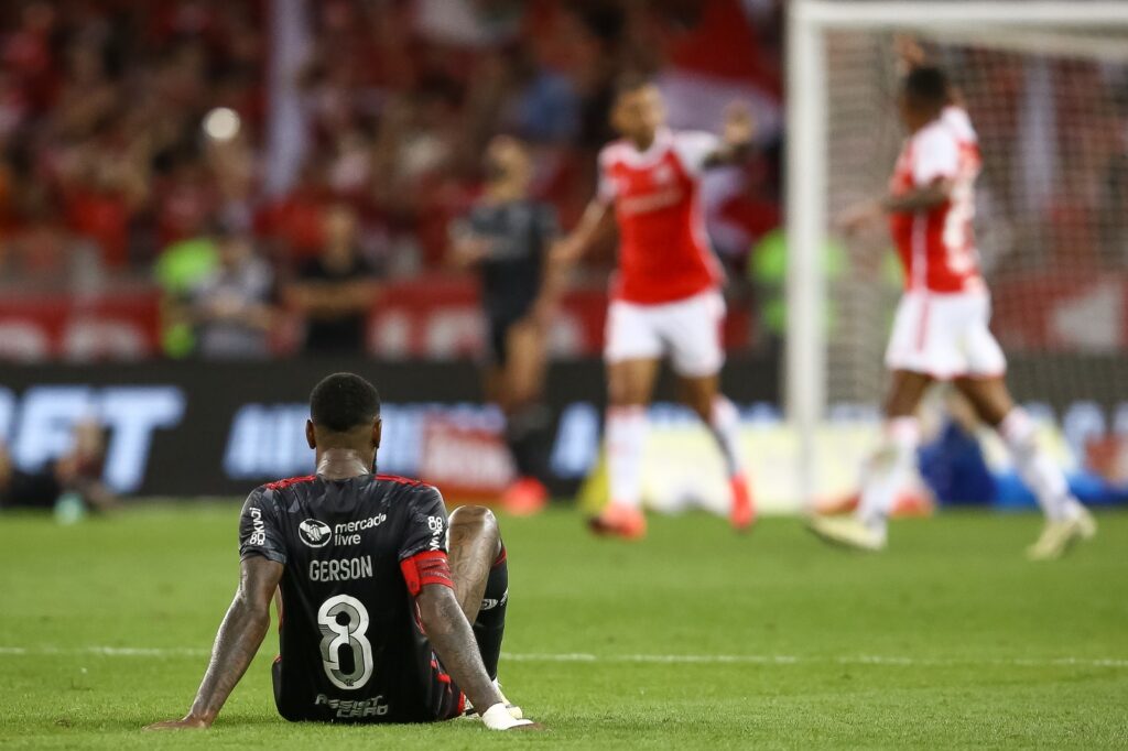 Gerson, do Flamengo, reage após gol marcado por Enner Valencia, do Internacional, durante a partida entre Internacional e Flamengo pelo Brasileirão 2024