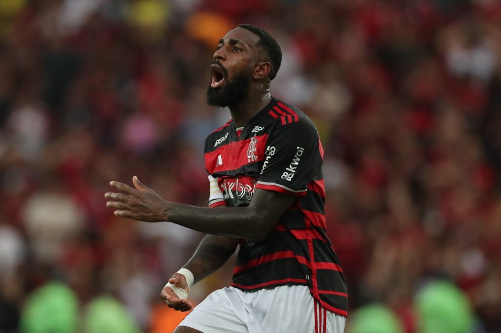 RIO DE JANEIRO, BRASIL - 26 DE OUTUBRO: Gerson Santos, do Flamengo, reage após perder uma chance de marcar durante a partida entre Flamengo e Juventude, pelo Brasileirão 2024, no Estádio do Maracanã, em 26 de outubro de 2024, no Rio de Janeiro, Brasil.