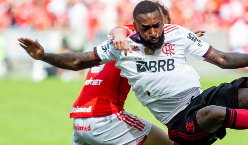 gerson disputa bola em jogo do flamengo contra o internacional