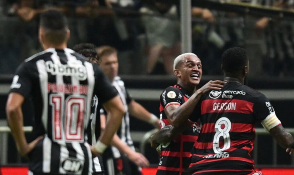 gerson e wesley vibram com gol do flamengo contra o atlético mg