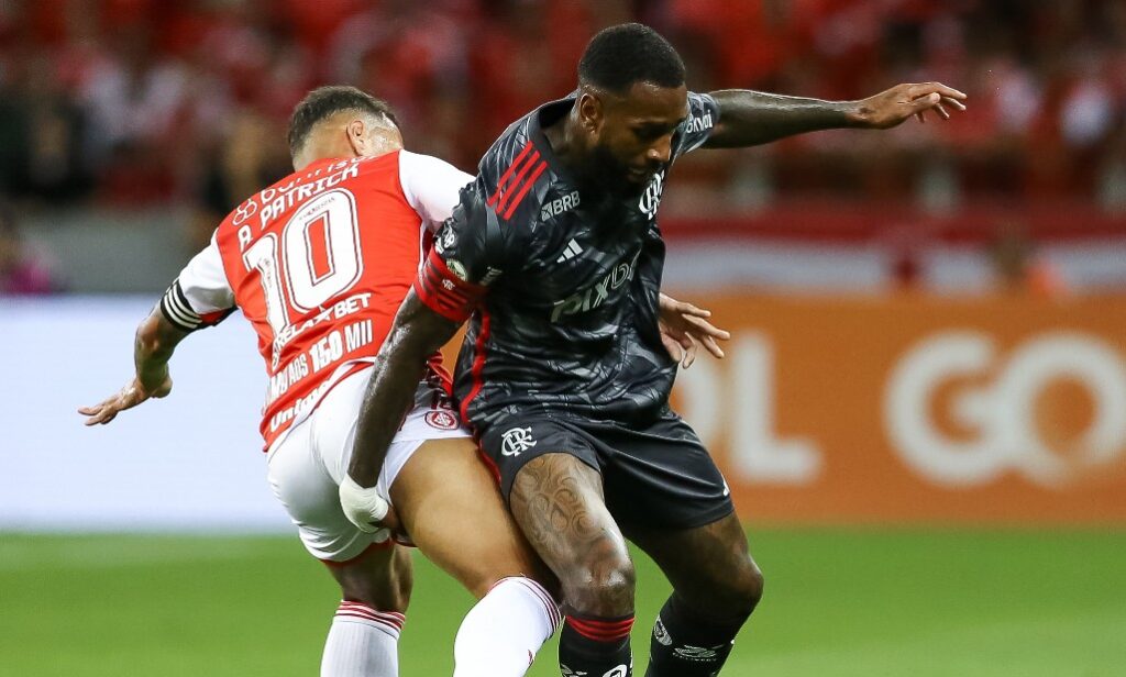 Gerson luta pela bola com Alan Patrick em Internacional 1x1 Flamengo