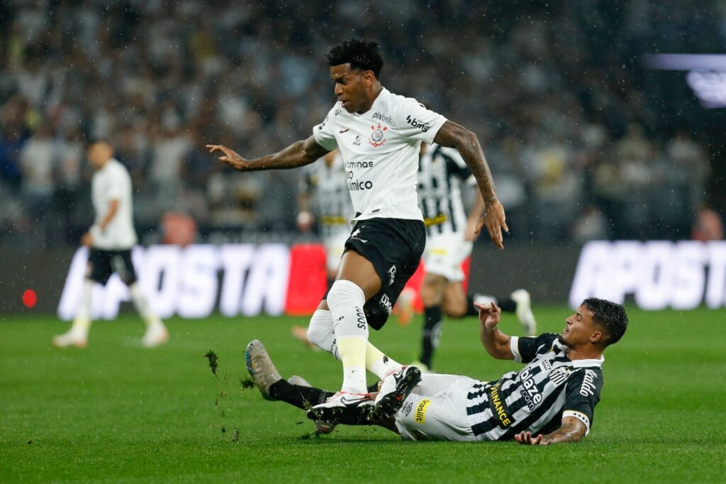 Gil do Corinthians disputa a bola com Marcos Leonardo do Santos durante partida entre Corinthians e Santos pelo Brasileirão Série A 2023