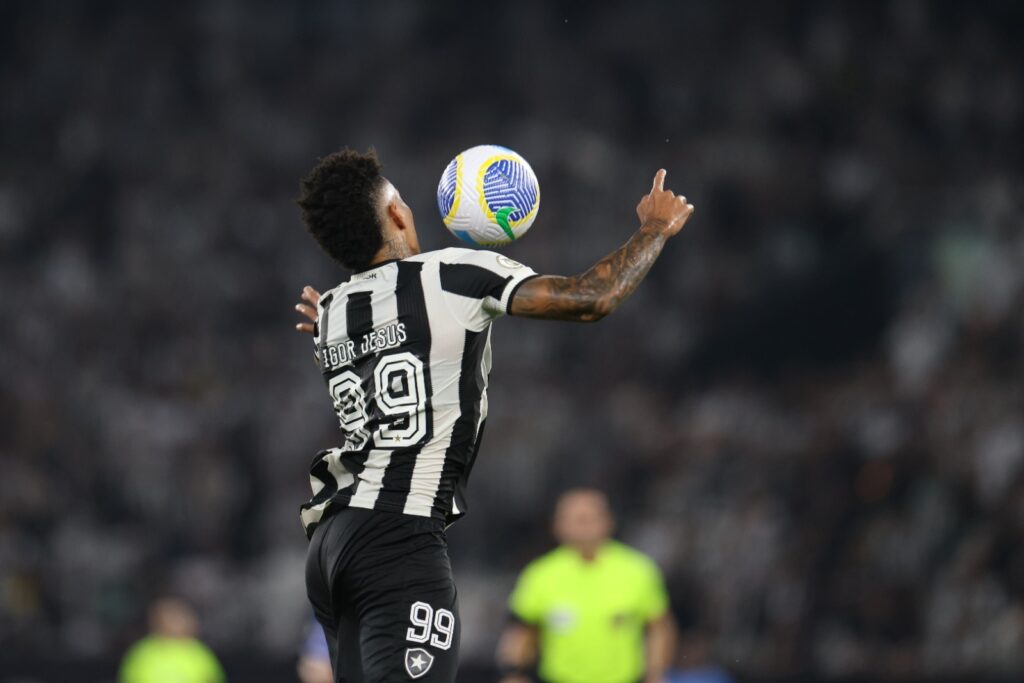 Igor Jesus controla a bola antes de marcar o primeiro gol do Botafogo durante partida do Brasileirão 2024 entre Botafogo e Fortaleza no Estádio Olímpico Nilton Santos